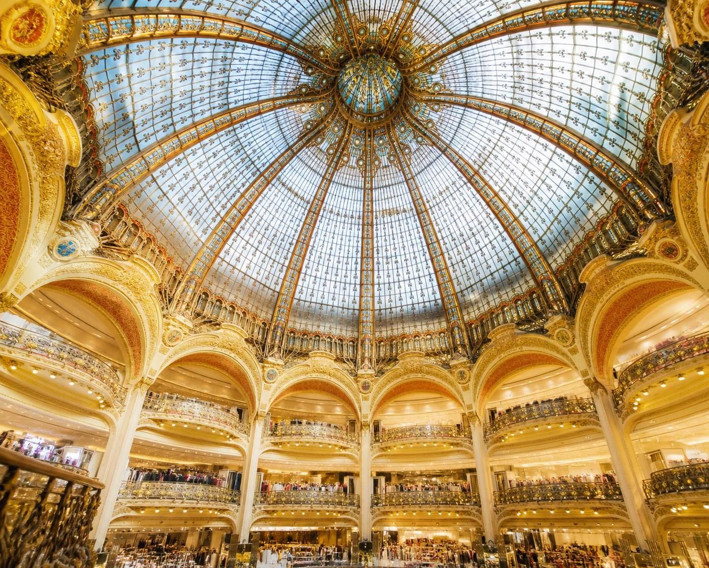découvrez pourquoi les galeries lafayette demeurent une icône incontournable du shopping à paris, alliant tradition, innovation et une expérience unique pour les amateurs de mode et de luxe.