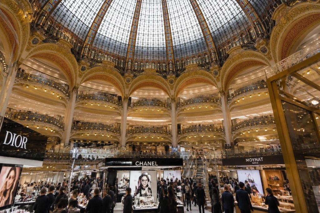 découvrez pourquoi les galeries lafayette demeurent une référence incontournable du shopping à paris, entre tradition, innovation et expérience unique.